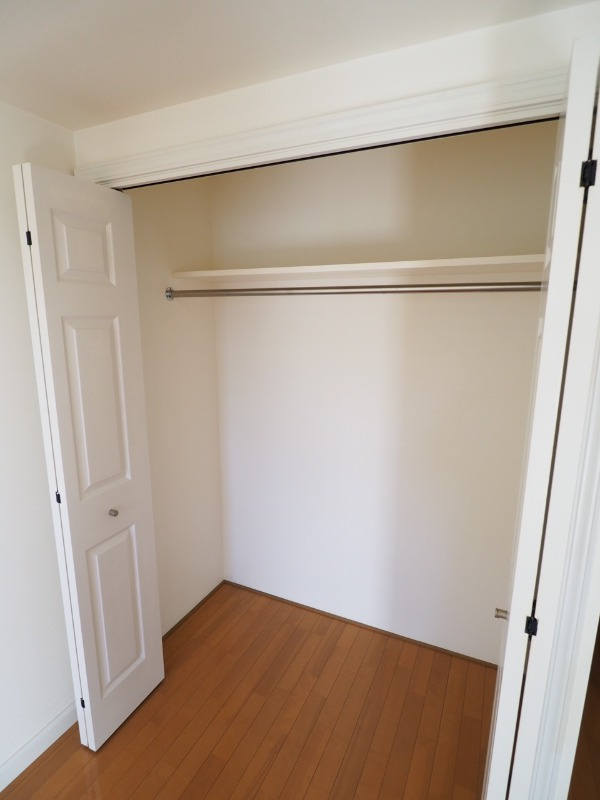 奥行きタップリの収納。これは別部屋の写真です。