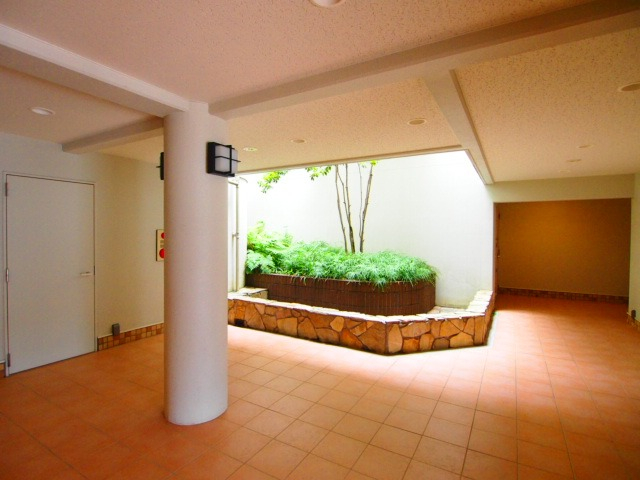 広い共用廊下。