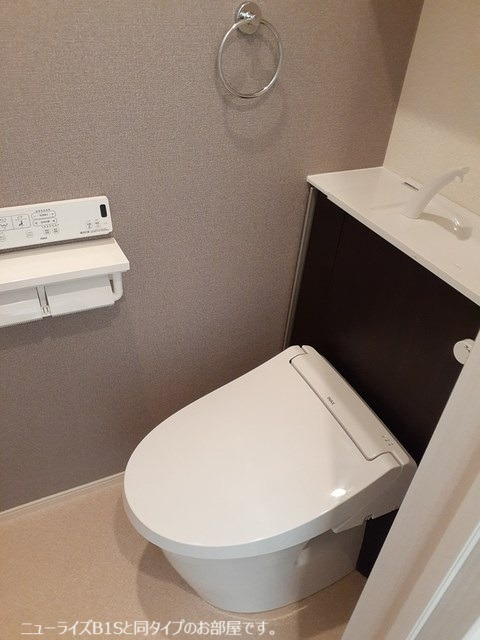 落ち着いた壁紙が特徴的な空間