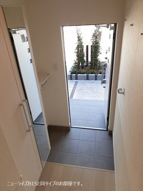 姿見・収納完備の玄関ホール