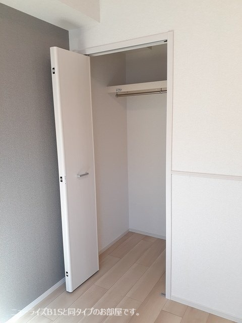 クローゼットは奥行きのあるタイプ