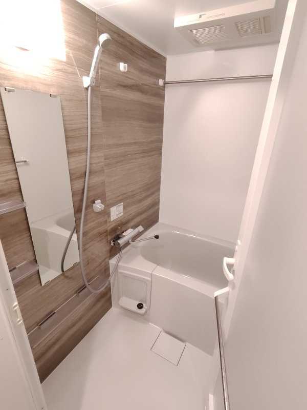 パネルが映えるバスルーム