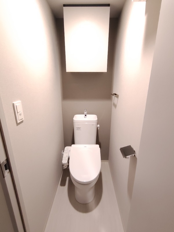 ライトのコントラストがお洒落なトイレ