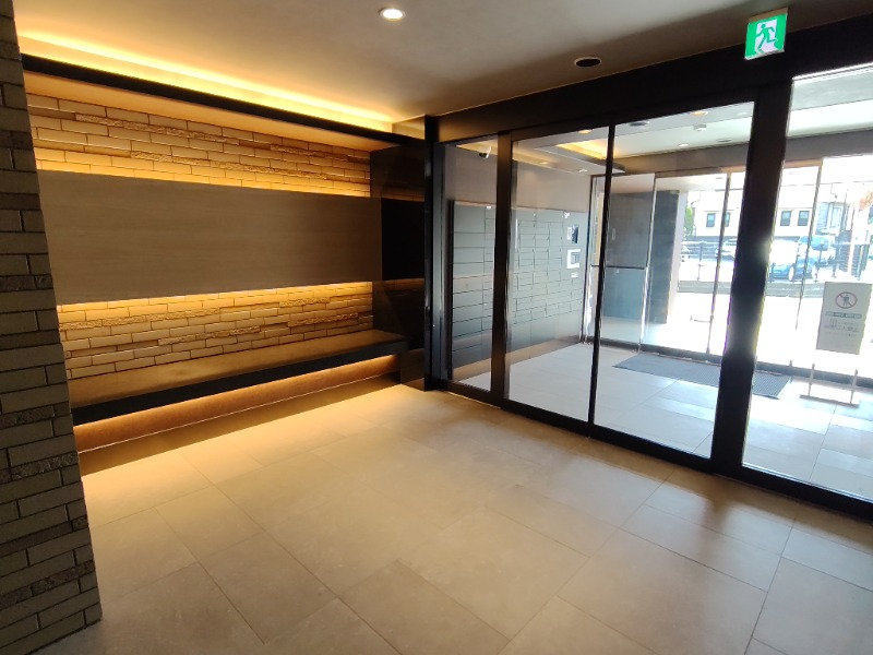 ライトが高級感を演出するエントランス