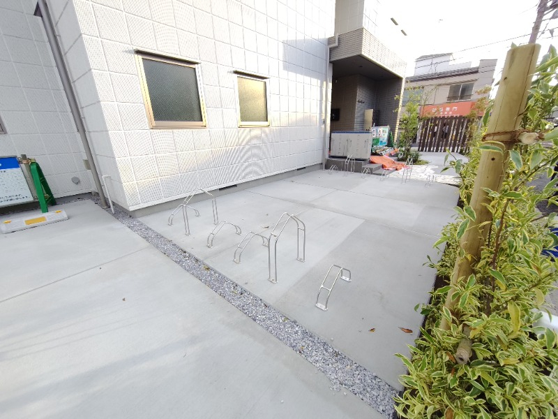 駐輪場は輪留め付き