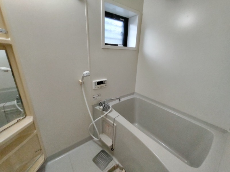 窓付きのバスルーム