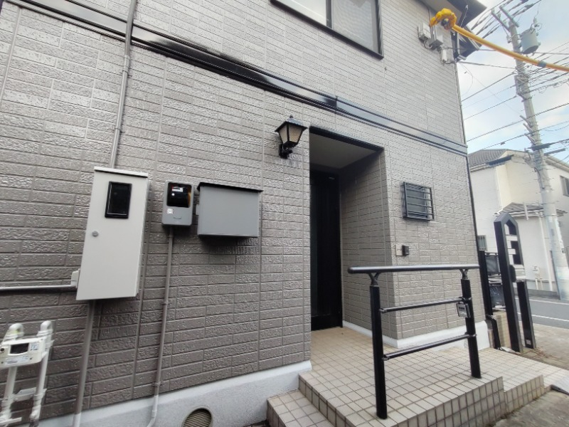 戸建てのような佇まいのエントランス