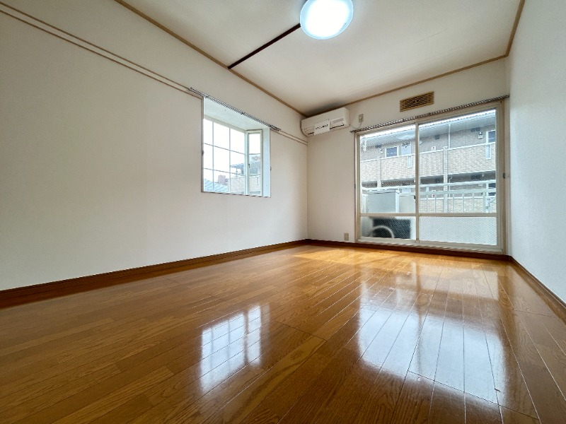 南向き開口で明るい洋室