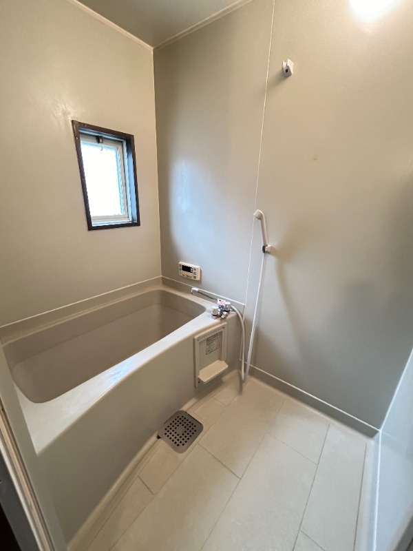 窓の付いた換気も期待できるバスルーム