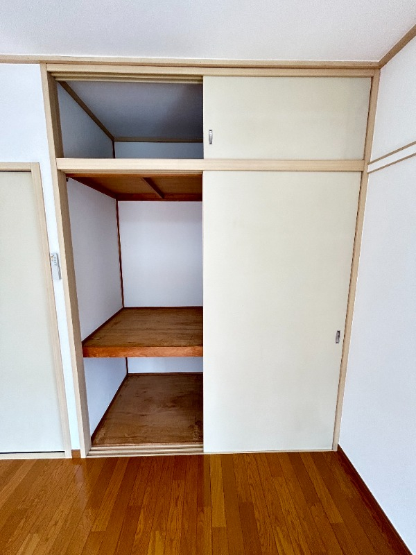 洋室の物入は上部にも置ける押入れタイプ
