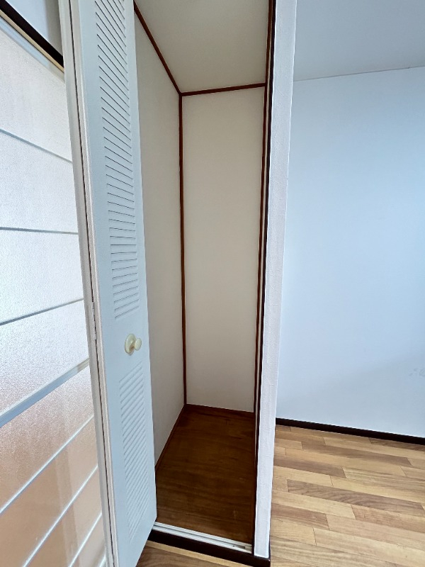 ダイニングの収納も奥行アリ