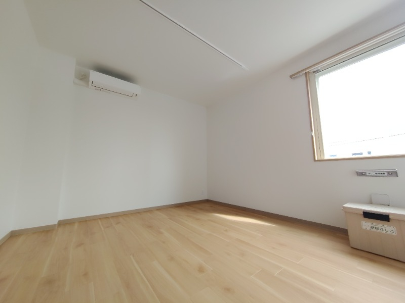 南側の洋室は大きな窓付きで採光◎