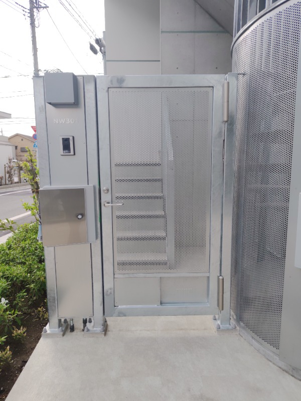 ポスト完備の階下にあるエントランス