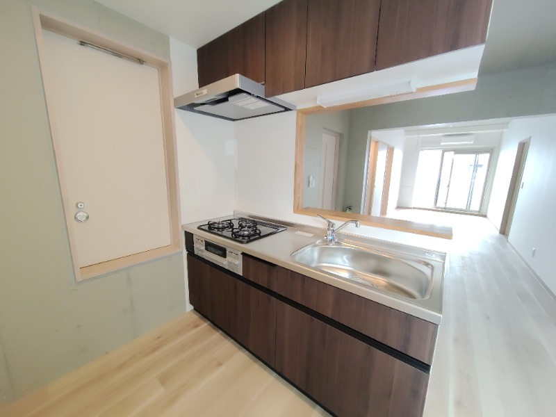 収納多数のシステムキッチン