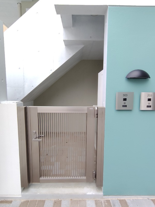 ポスト完備の階下にあるエントランス