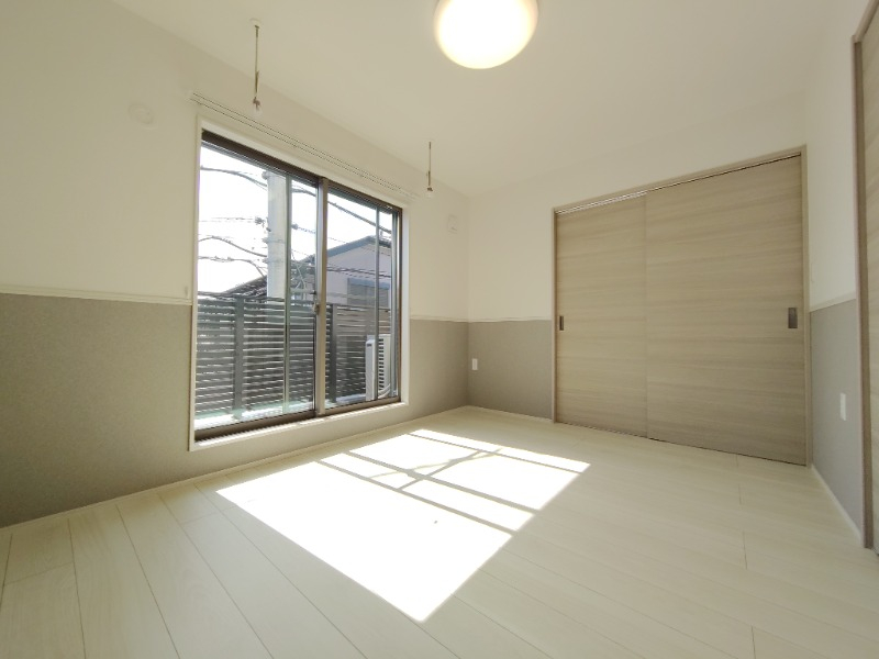 温かい陽が差し込む洋室