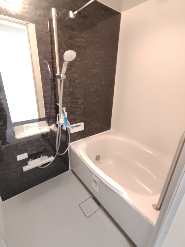 パネルが高級感を演出するバスルーム