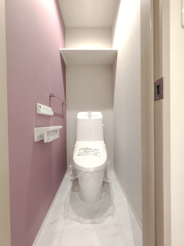 アクセントの壁紙がオシャレなレストルーム