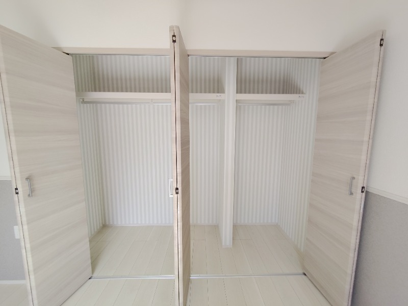 洋室には幅のあるクローゼット完備