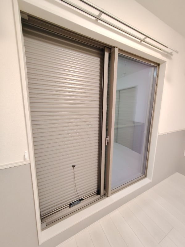 シャッター雨戸完備