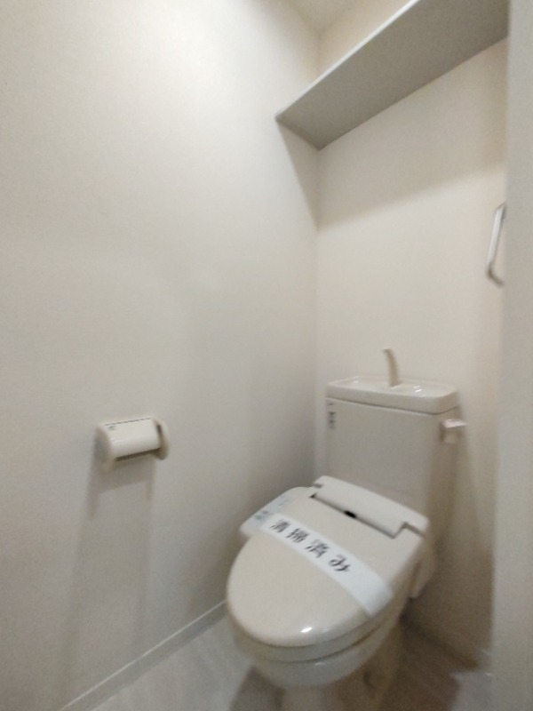 トイレも多機能便座で安心。