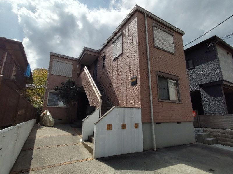 閑静な住宅街に建つきれいな建物です