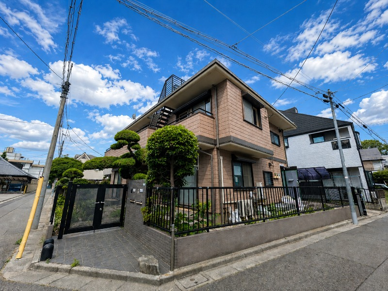 角地に建つ日当たりの良い物件です