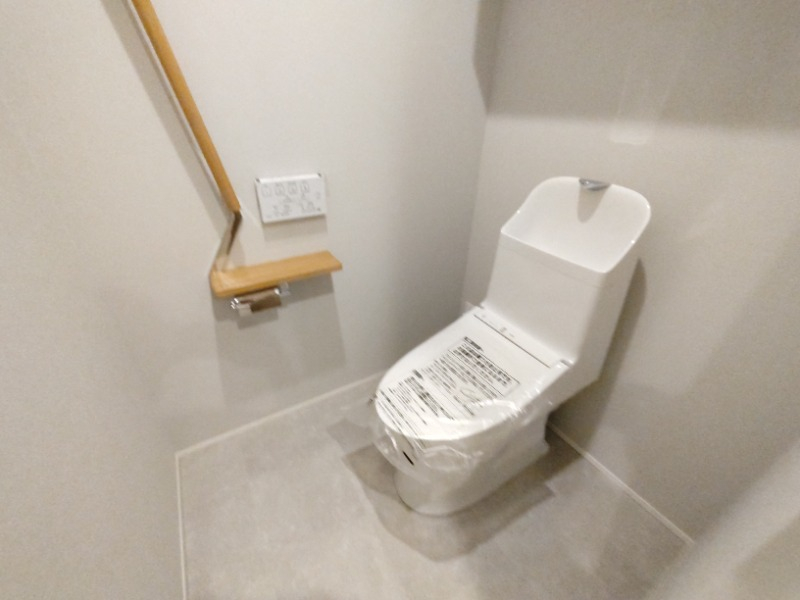 白を基調としたきれいなトイレです