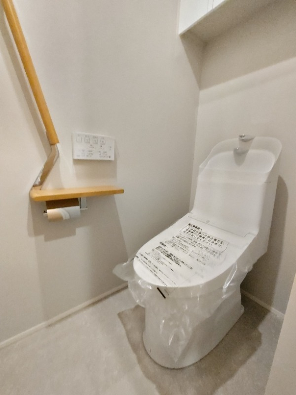 白を基調としたきれいなトイレです