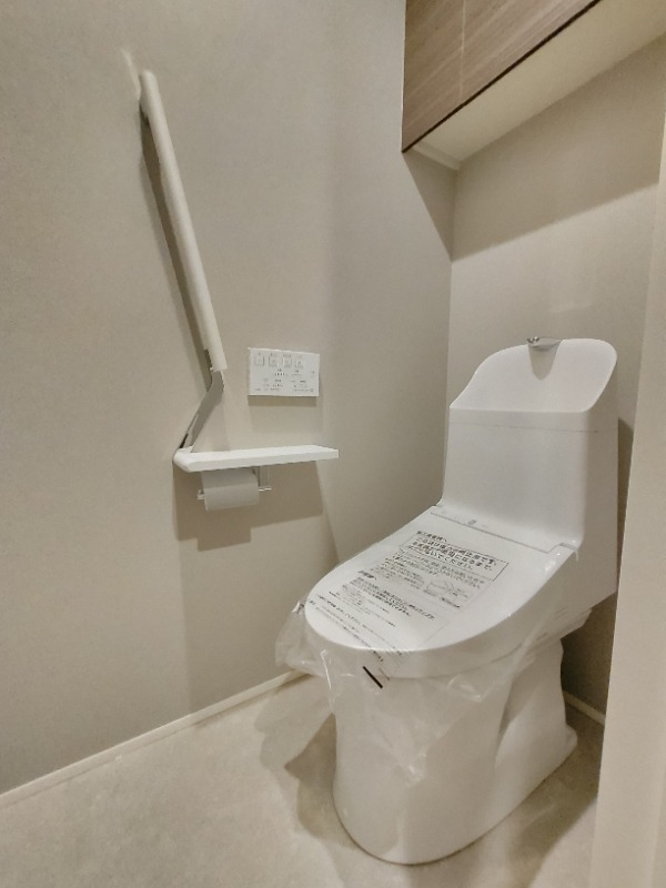 手すり・収納がある便利なトイレです