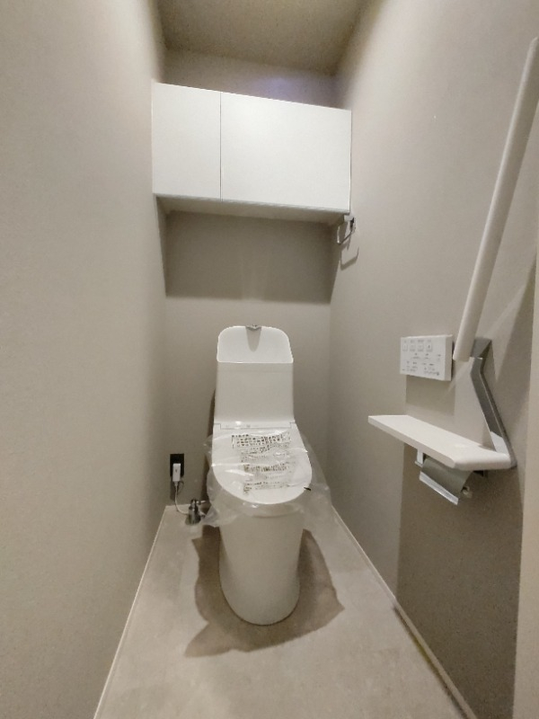 手すり・収納がついた便利なトイレです