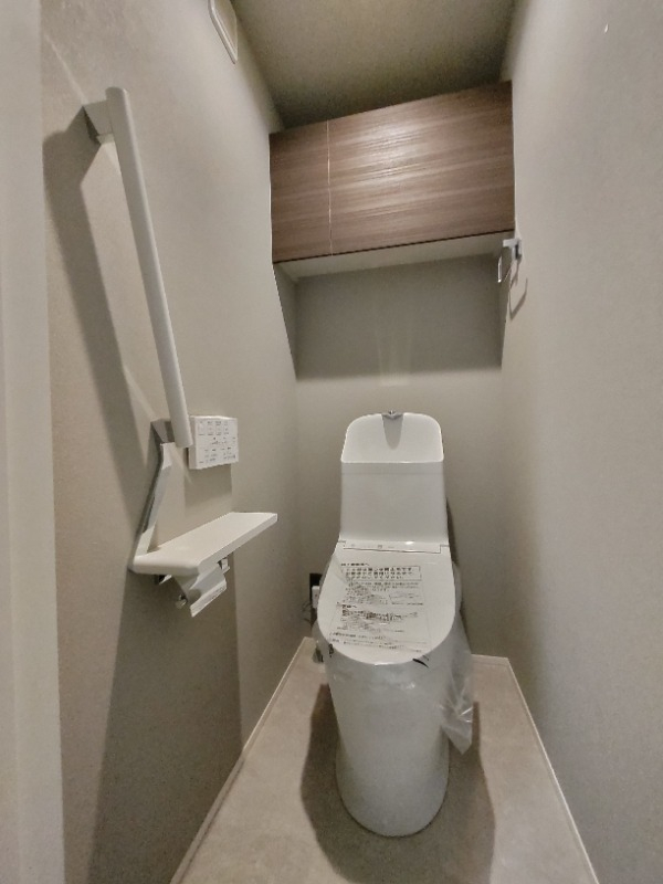 手すり・収納がついた便利なトイレです