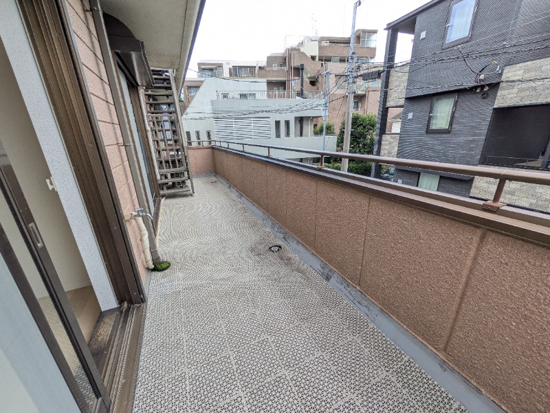 バルコニーも広々。南向き。