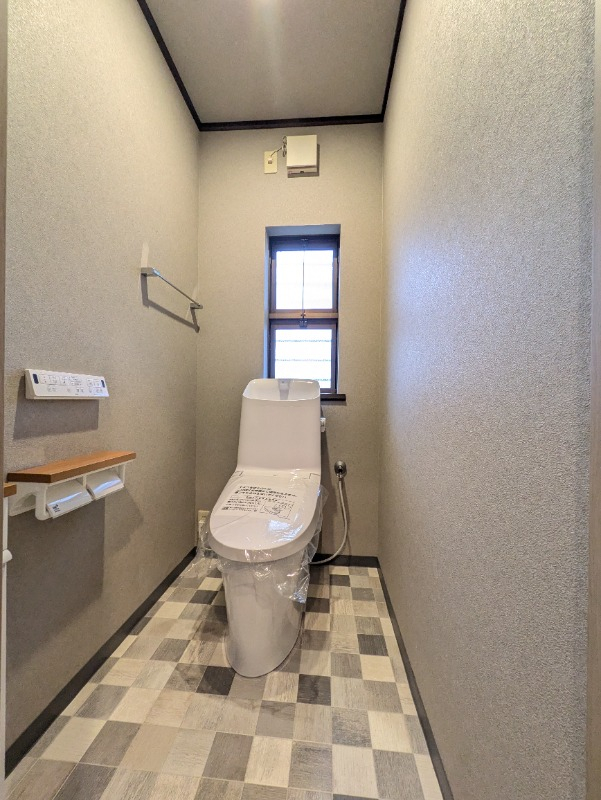 トイレも窓付の広い空間