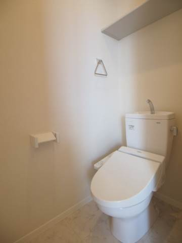 トイレ上部には棚があり、便利です。
