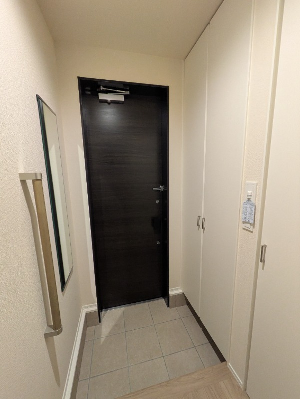 大きな下駄箱がある玄関