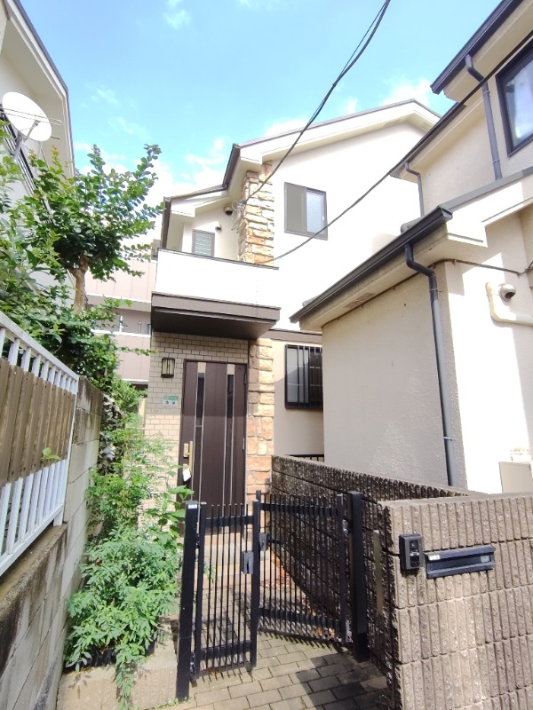 閑静な住宅地にそびえる綺麗な戸建てタイプ