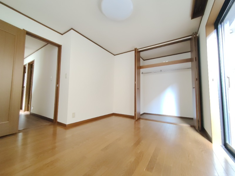 ライトを付けなくとも明るさ◎の洋室