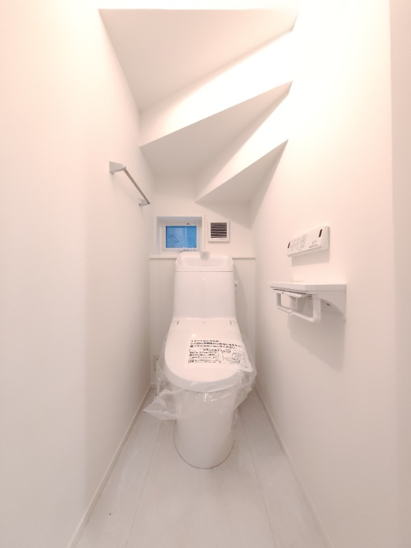 換気用の窓付きのレストルーム