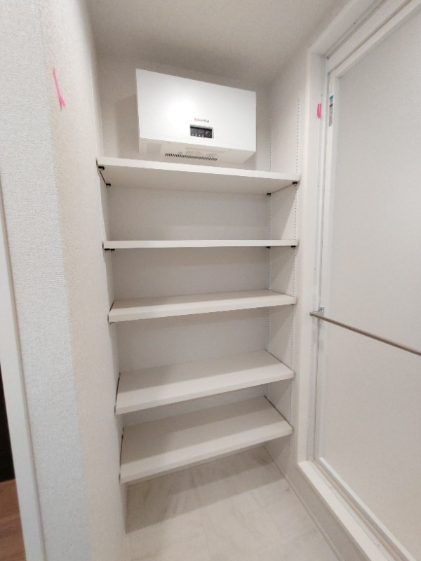 洗面所に備え付けの収納棚がございます