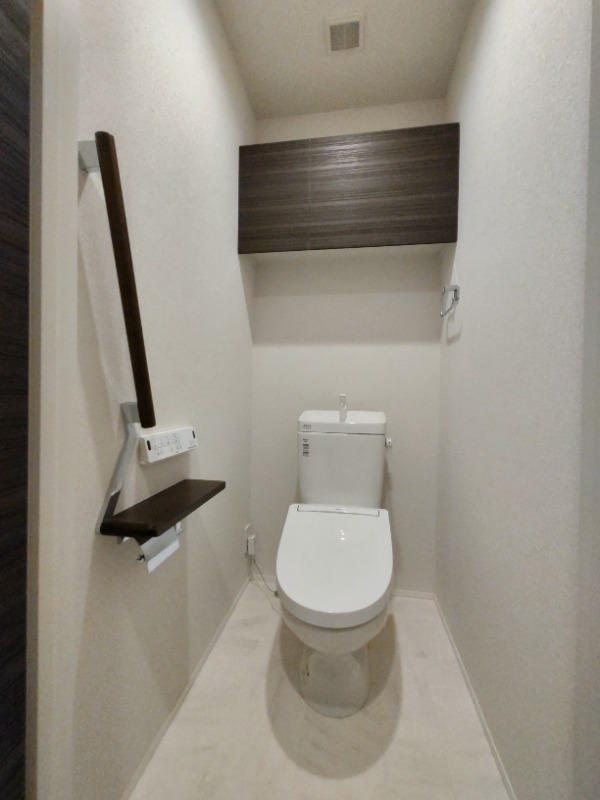 手すりが付いた使いやすいトイレです
