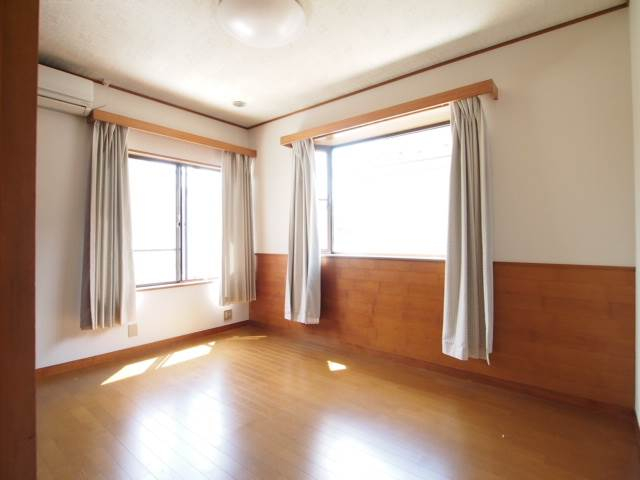 二階の洋室。二面採光でとても明るいです。