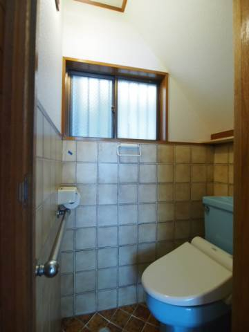 一階のトイレです。窓もあります。