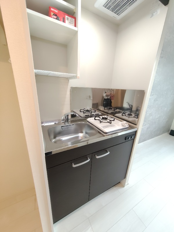 収納複数付いたシステムキッチン ※別部屋参考写真