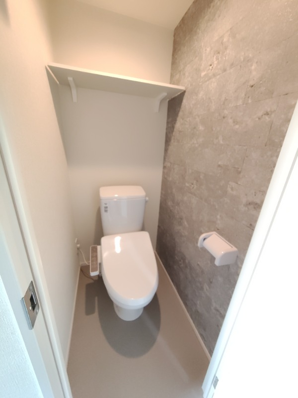 上部棚が便利なレストルーム ※別部屋参考写真