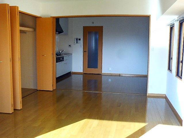 LDKを洋室とつなげると開放感が◎ ※別部屋参考写真