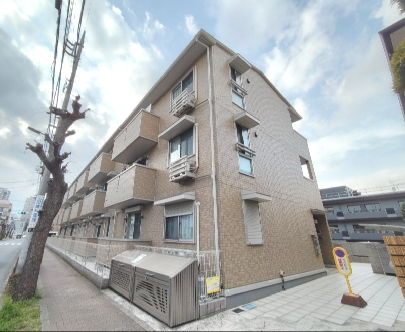 通り沿いに建つきれいなアパートです