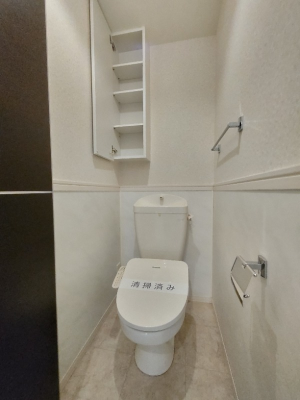 収納もある清潔感のあるトイレ ※別部屋参考写真