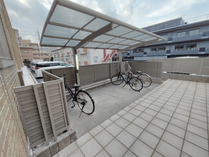 屋根付きの駐車場（1世帯1台）