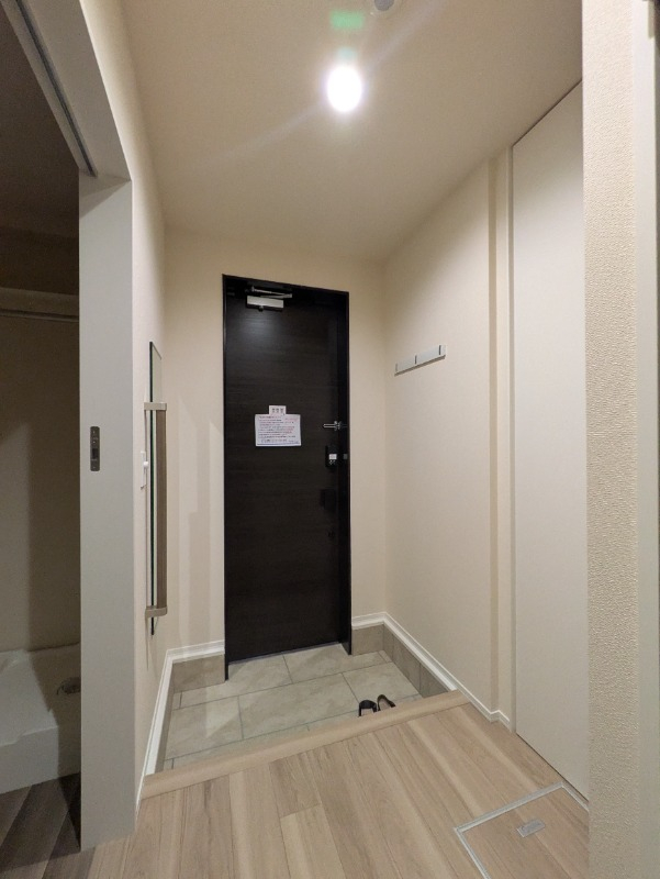 鏡＆手すりの付いた広い玄関ホール